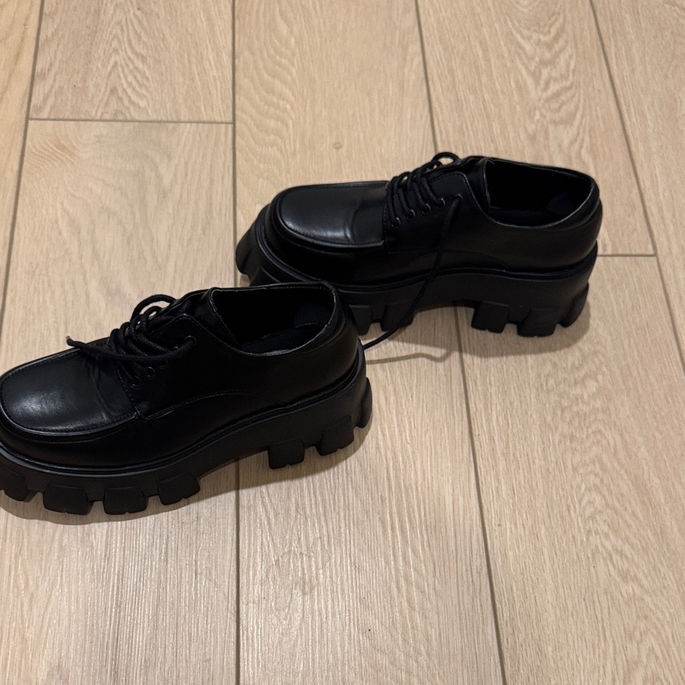 Chic Black Women's Oxford Shoes - Picture 3 of 5